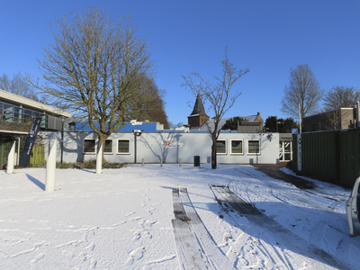 908817 Gezicht op de voorgevel van het Sociaal Cultureel Centrum De Schalm (Oranjelaan 10) te De Meern (gemeente ...